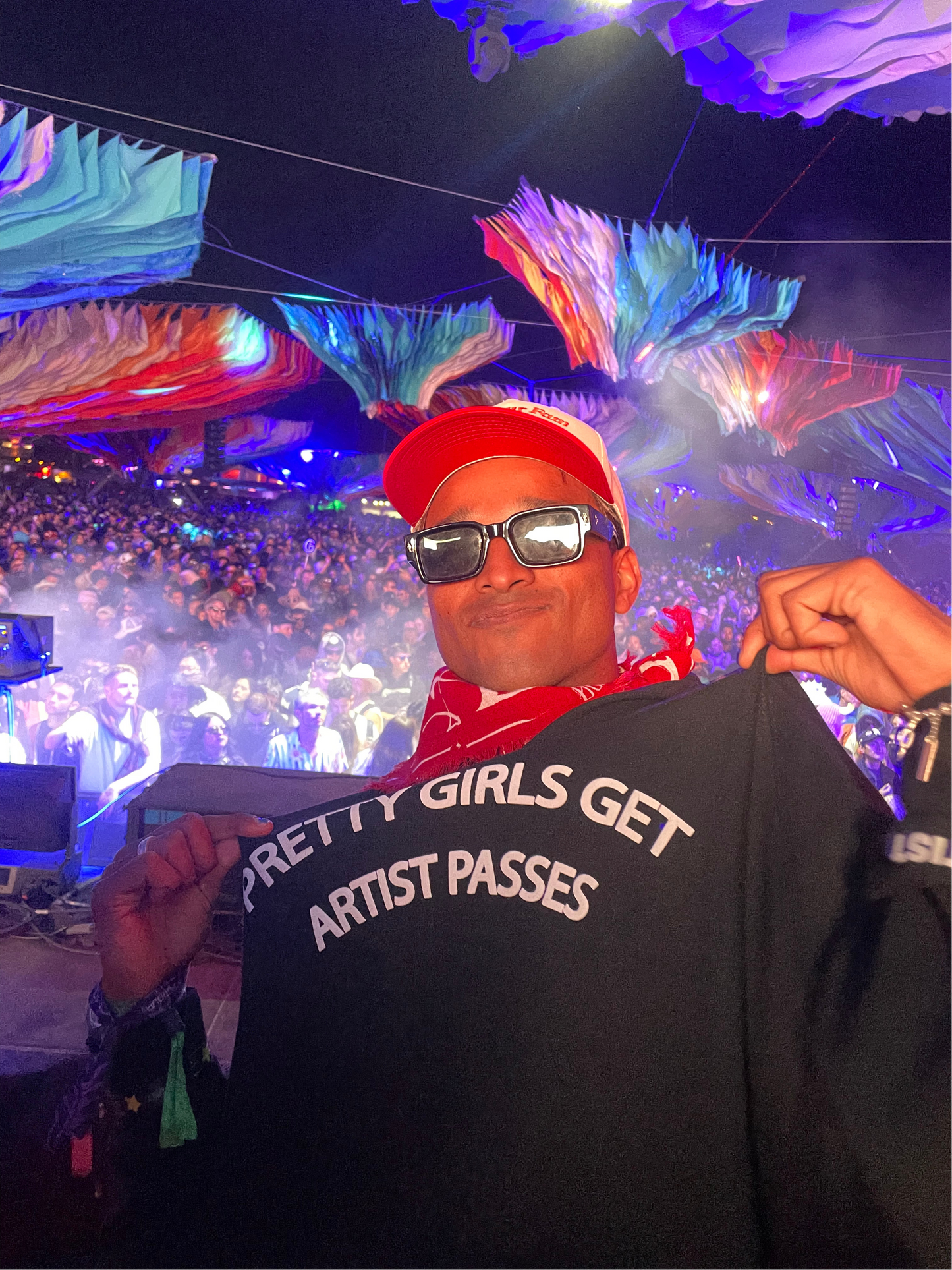 PRETTY GIRLS GET ARTIST PASSES HOODIE